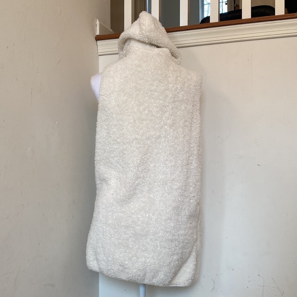 Fuzzy Vest with Pockets - Picture 4 of 8